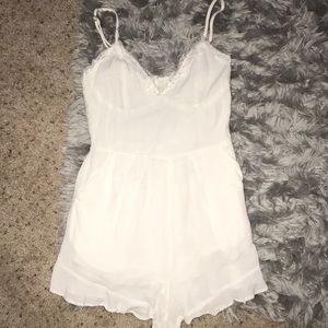 Lucca White Lace Romper Xs NWT 💕☀️